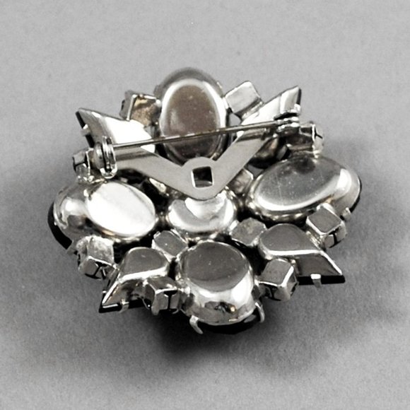 Vintage Jewelry Black Bead in Silver Tone Setting Brooch or Pin - Picture 4 of 6